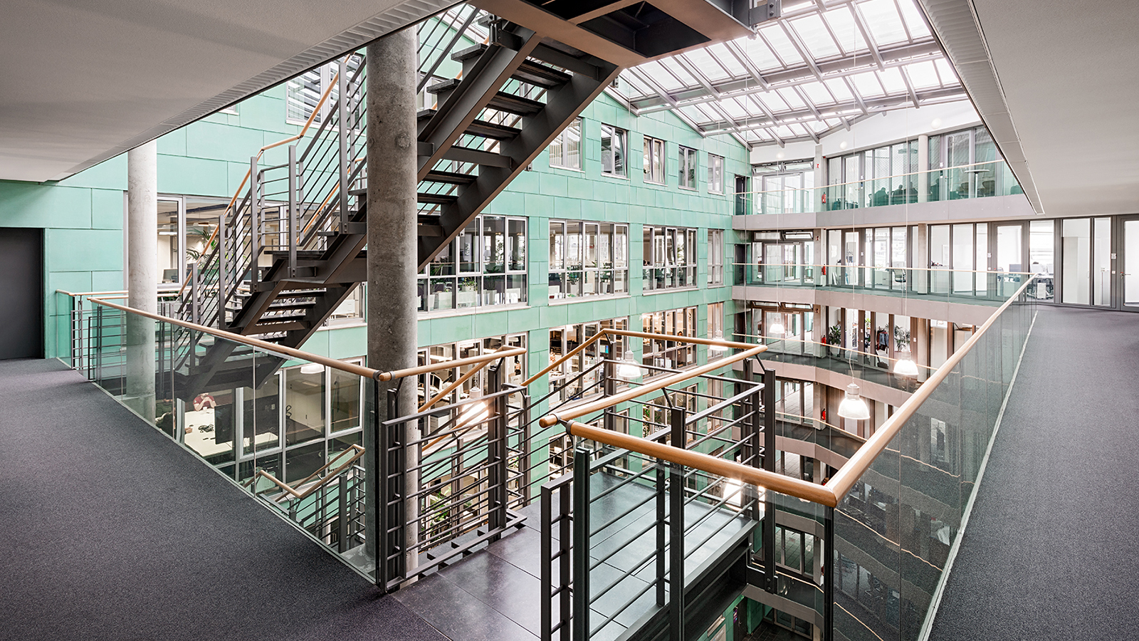 Foto der Innenansicht eines Gebäudes der Bundesdruckerei-Gruppe mit Blick auf eine Treppe und Büroräume im Hintergrund