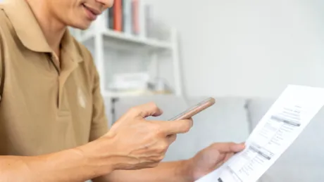 Mann scannt QR Code mit ZeSI App Mann scannt QR Code mit ZeSI App