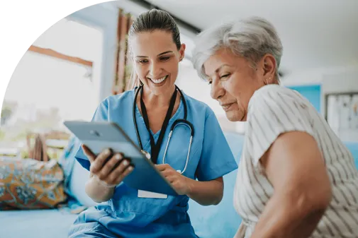 Zwei Frauen Tablet Zwei Frauen blicken auf einen Tablet Computer